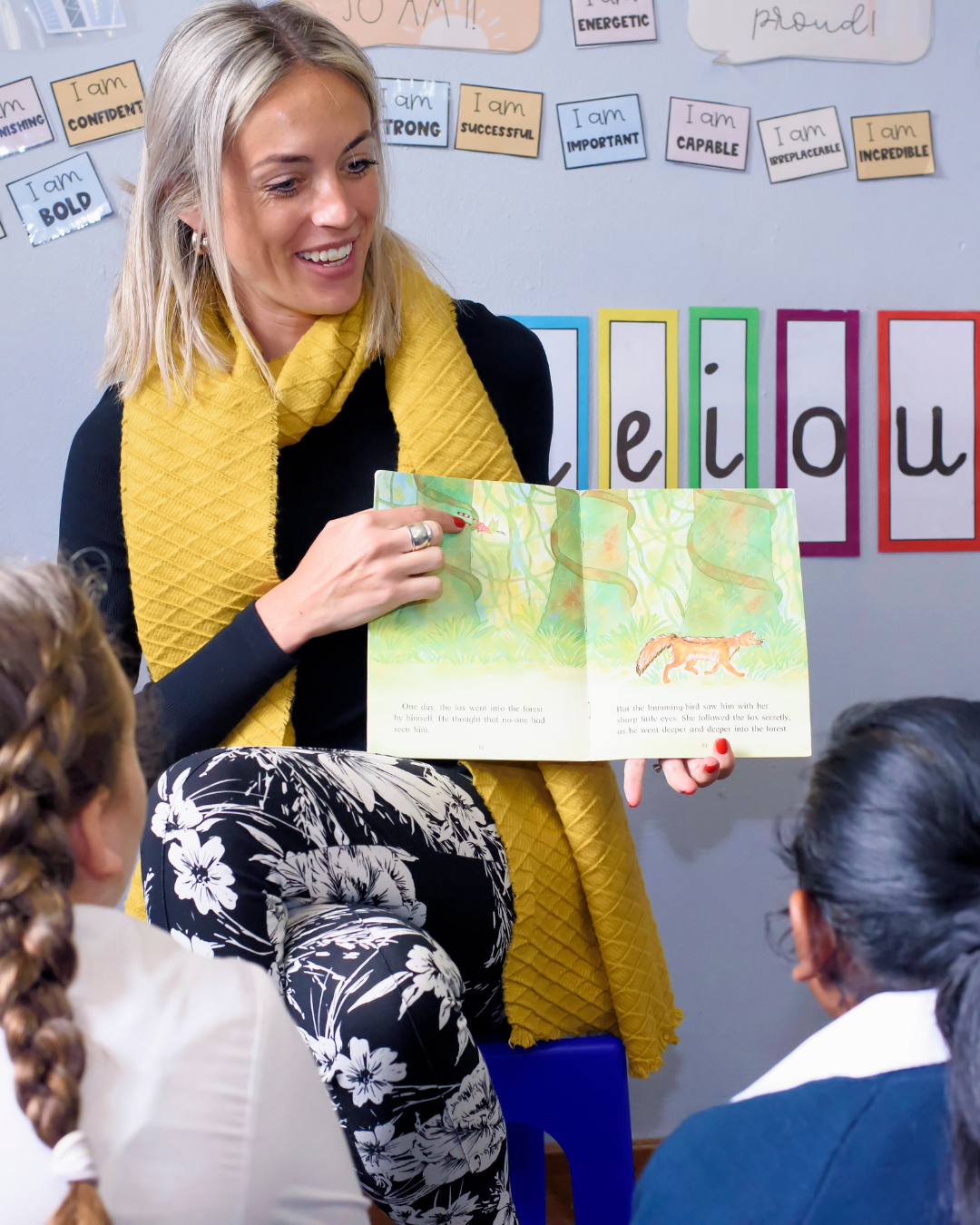 A Hamptons teacher reading a picture book to pupils